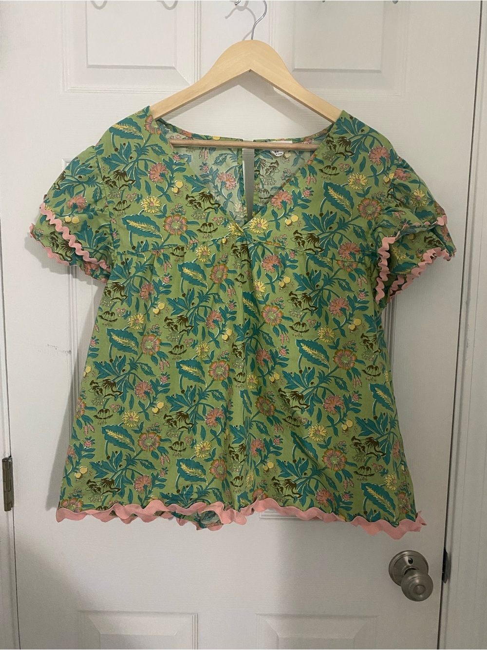 Chic Soul Floral Green Short-Sleeve Women's Top with Pink Trim